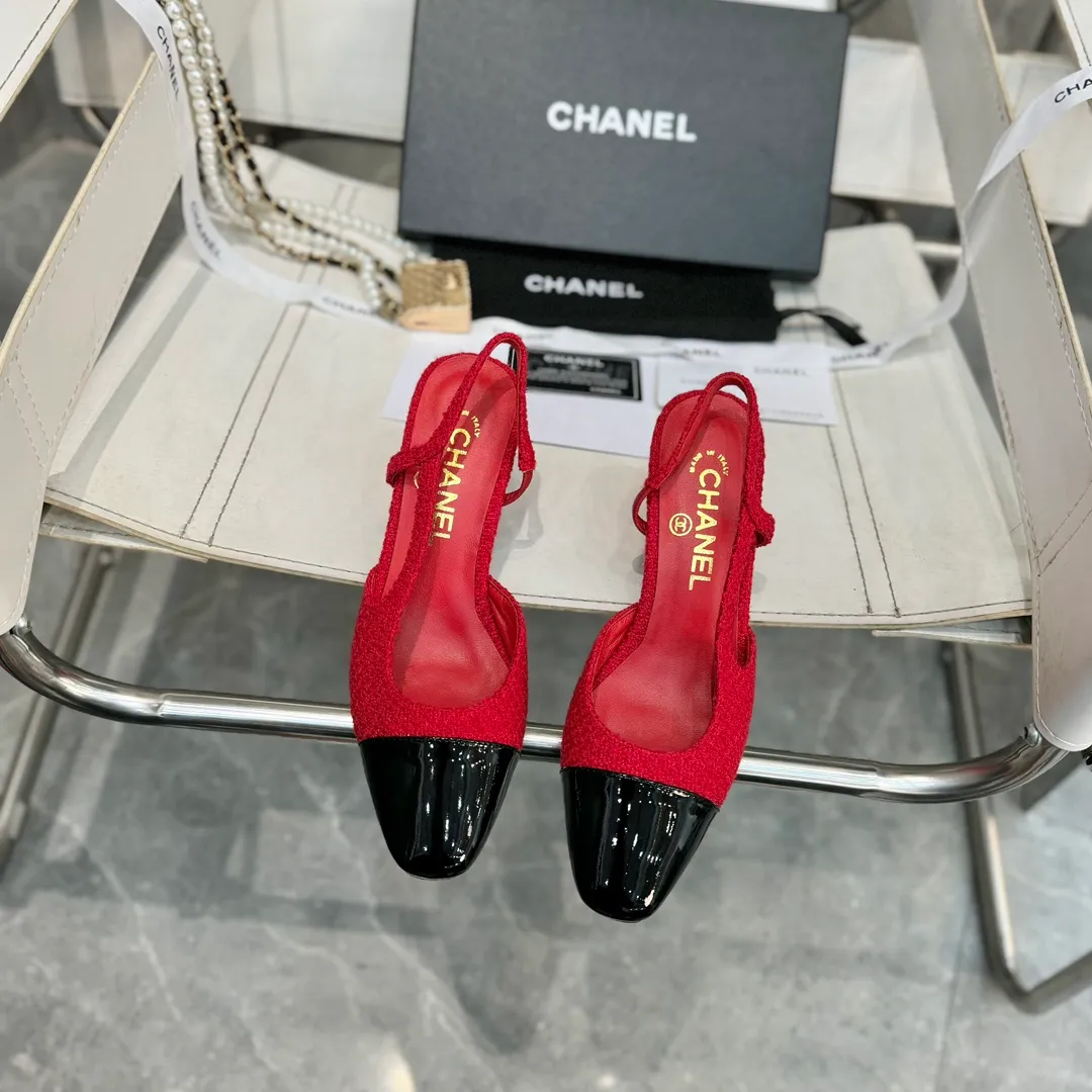 👟👟Ex-factory price 480👟👟 CHANEL Chanel flat bottom series🌹Fashionable classic sandals loved by all stars Fabric [👉] Mixed sheepskin👠🐏 Lining [👉] Silk sheep lining👠🐏 Insole [👉] Silk sheep👠🐏 Sole [👉] Genuine leather outsole imported from Italy 🌻 Packaging [👉] Chanel original box packaging 🌸 Code number [🦶🏻] 34-42 (⚠️34.41.42 is a custom code and cannot be returned or exchanged. Please understand)